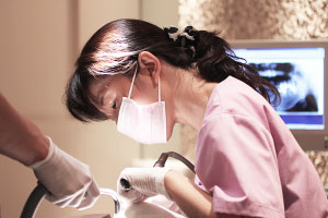 歯科治療を行う女性歯科医師